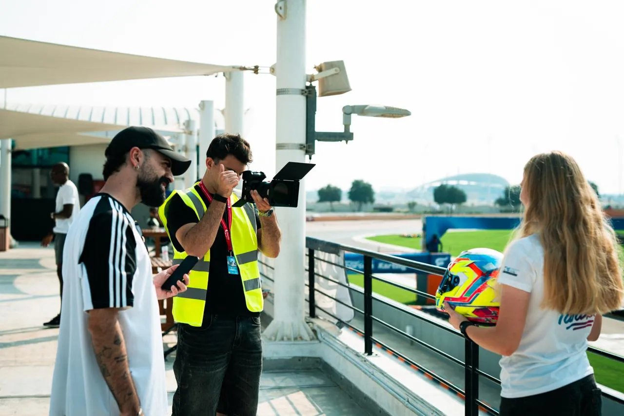 Искусство коммуникации: Как превратить молодого пилота в международный бренд